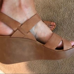 Kork Ease tan leather wedges